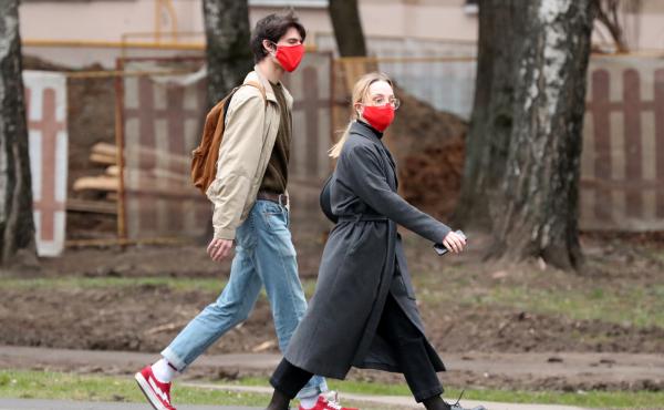 Moscovites wears face masks during the pandemic of the novel coronavirus disease (COVID-19). The capital has been on lockdown in connection, with residents told to stay at home and go out for essential purposes only. Moscovites wears face masks during the pandemic of the novel coronavirus disease (COVID-19). The capital has been on lockdown in connection, with residents told to stay at home and go out for essential purposes only.