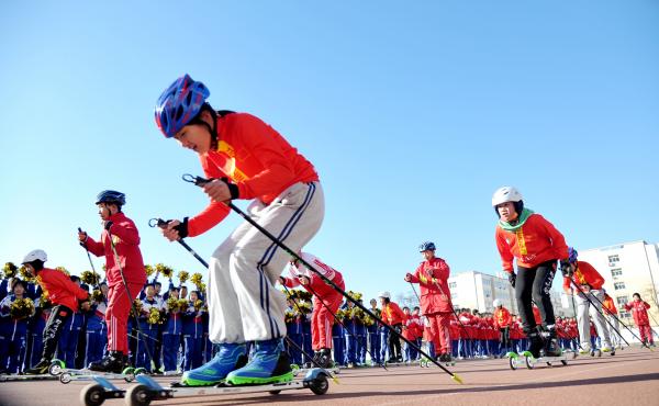 Students from the Youth Winter Olympic Sports School perform ice and snow gymnastics during an event marking the 100-day countdown to the 2022 Winter Olympic Games in Zhangjiakou, Hebei province, China, on Tuesday. Students from the Youth Winter Olympic Sports School perform ice and snow gymnastics during an event marking the 100-day countdown to the 2022 Winter Olympic Games in Zhangjiakou, Hebei province, China, on Tuesday.