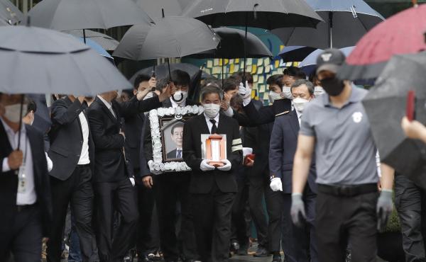 A group of mourners leaves the funeral of Seoul Mayor Park Won-soon at Seoul City Hall on Monday. A group of mourners leaves the funeral of Seoul Mayor Park Won-soon at Seoul City Hall on Monday.