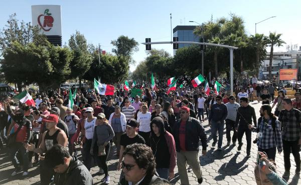 A few hundred people gathered in Tijuana's high-end Rio area on Sunday to protest against groups migrating from Central American countries. A few hundred people gathered in Tijuana's high-end Rio area on Sunday to protest against groups migrating from Central American countries.