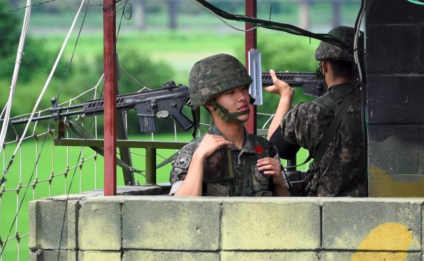 South Korean soldiers at a guard post near the Demilitarized Zone (DMZ) dividing two Koreas in the border city of Paju in August of last year. South Korean soldiers at a guard post near the Demilitarized Zone (DMZ) dividing two Koreas in the border city of Paju in August of last year.