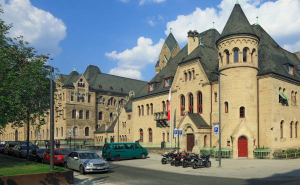 In a courtroom in the western German city of Koblenz, a former high-ranking Syrian intelligence officer, charged with crimes against humanity, will go to trial on Thursday. In a courtroom in the western German city of Koblenz, a former high-ranking Syrian intelligence officer, charged with crimes against humanity, will go to trial on Thursday.