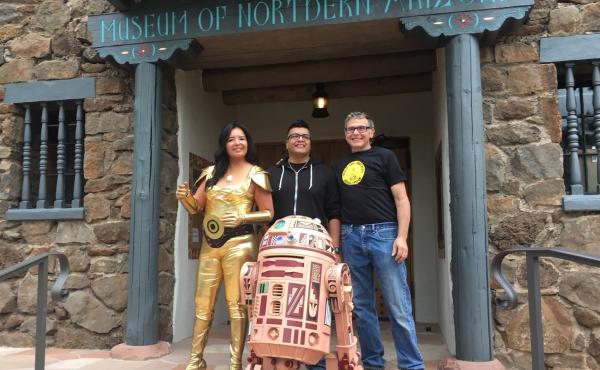 Geri Hongeva (left), who voiced C-3PO in the Navajo translation of A New Hope; artist Duane Koyawena (center); and engineer Joe Mastroianni with Hopi R2 at the Museum of Northern Arizona in Flagstaff. Geri Hongeva (left), who voiced C-3PO in the Navajo translation of A New Hope; artist Duane Koyawena (center); and engineer Joe Mastroianni with Hopi R2 at the Museum of Northern Arizona in Flagstaff.