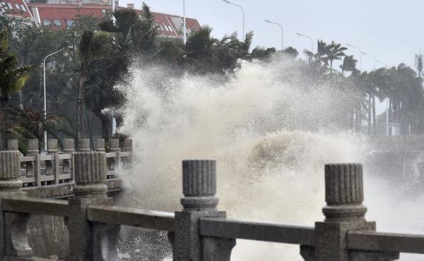 In the grips of Typhoon Mangkhut on Sunday, waves crashed against the coastline in Zhuhai, southern China's Guangdong province. The storm has torn through the Philippines, Hong Kong and Macau. In the grips of Typhoon Mangkhut on Sunday, waves crashed against the coastline in Zhuhai, southern China's Guangdong province. The storm has torn through the Philippines, Hong Kong and Macau.