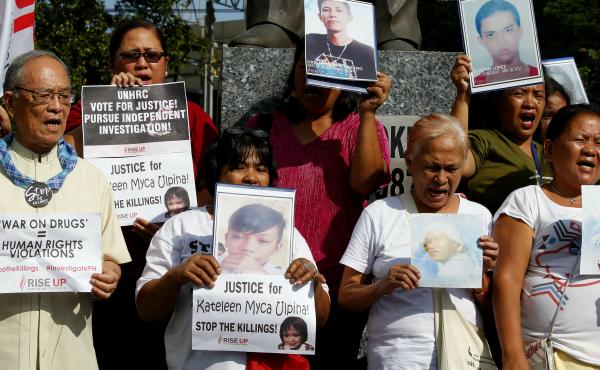 Retired Roman Catholic Bishop Nicanor Yniguez (left) joins families of victims of alleged extra-judicial killings in President Rodrigo Duterte's "war on drugs." Retired Roman Catholic Bishop Nicanor Yniguez (left) joins families of victims of alleged extra-judicial killings in President Rodrigo Duterte's "war on drugs."