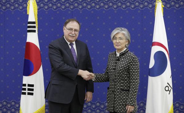 South Korean Foreign Minister Kang Kyung-wha (R) shakes hands with Timothy Betts, acting Deputy Assistant Secretary and Senior Advisor for Security Negotiations and Agreements in the U.S. Department of State (L) during their meeting on Feb. 10. South Korean Foreign Minister Kang Kyung-wha (R) shakes hands with Timothy Betts, acting Deputy Assistant Secretary and Senior Advisor for Security Negotiations and Agreements in the U.S. Department of State (L) during their meeting on Feb. 10.