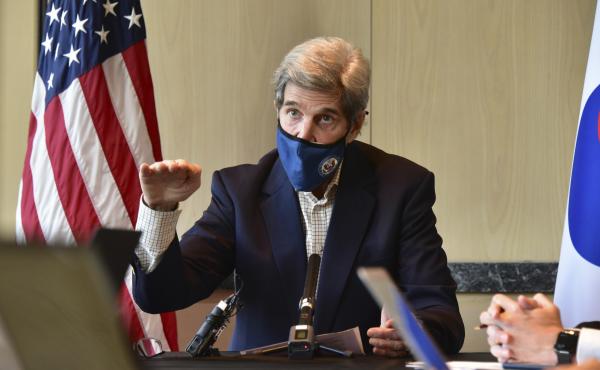 U.S. special envoy for climate John Kerry speaks during a roundtable meeting with reporters in Seoul on Sunday. The United States and China have agreed to cooperate with other countries to curb climate change, just days before a virtual summit of world le U.S. special envoy for climate John Kerry speaks during a roundtable meeting with reporters in Seoul on Sunday. The United States and China have agreed to cooperate with other countries to curb climate change, just days before a virtual summit of world le