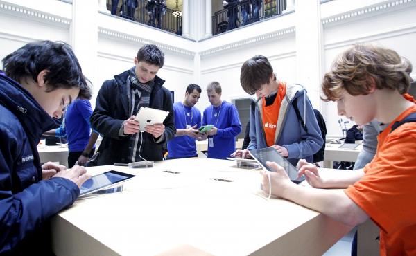 Amsterdam's Leidseplein Apple Store was evacuated on Sunday after an iPad battery exploded, according to local media reports. Amsterdam's Leidseplein Apple Store was evacuated on Sunday after an iPad battery exploded, according to local media reports.