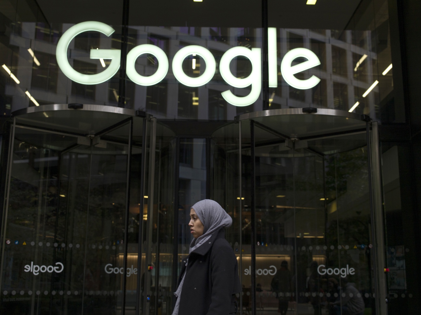 Google Shares Drop 100 Billion After Its New Ai Chatbot Makes A Mistake Google Shares Drop 100 Billion After Its New Ai Chatbot Makes A Mistake